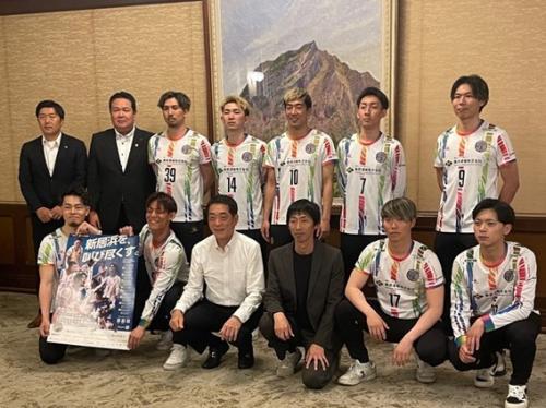 5月22日（金曜日）フットサルチーム ミラクルスマイル新居浜選手・監督らの訪問（県庁）