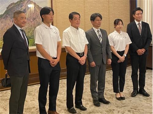 5月28日（木曜日）松山大学学長及び松山大学硬式野球部選手、監督らの訪問（県庁）
