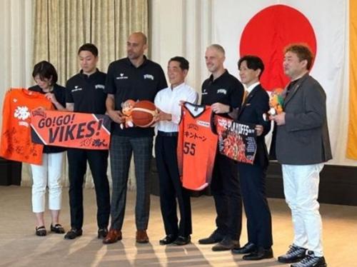 5月20日（水曜日）エヒメスポーツエンターテイメント社長、愛媛オレンジバイキング選手・スヘッドコーチらの訪問（松山市）