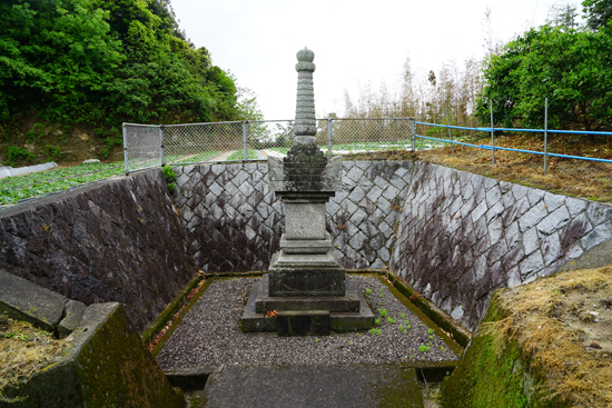 宝篋印塔(野間・長円寺跡)の画像1