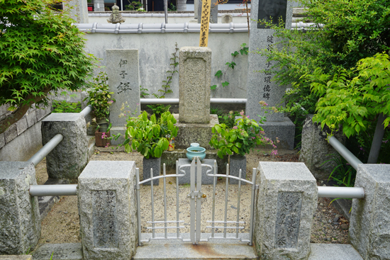 鍵谷カナの墓の画像