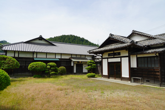 旧住友鉱業株式会社別子鉱業所長社宅主屋ほか７件の画像1