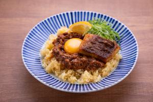 東予・焼き鯛めし　キーマカレースペイン風オレンジライス